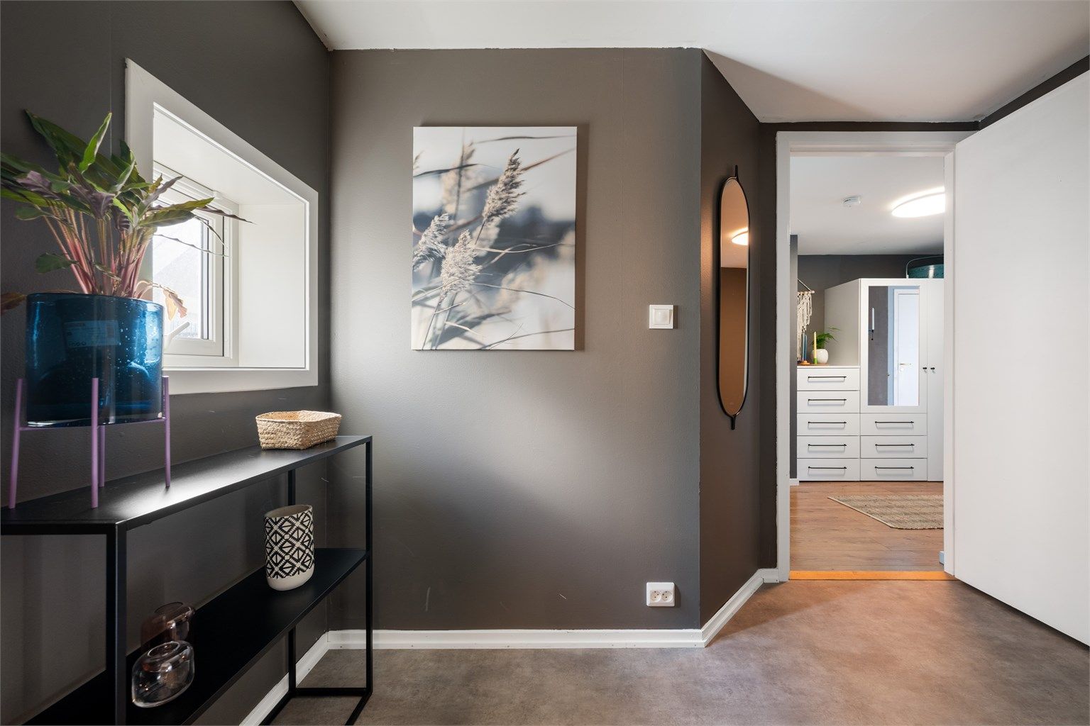 Leiligheten har en romslig entré med god plass til å henge fra seg yttertøy og sko. Dersom man har en barnevogn, er det plass til det også her.  Belegg på gulv , som var nytt i 2021, malte vegger.
