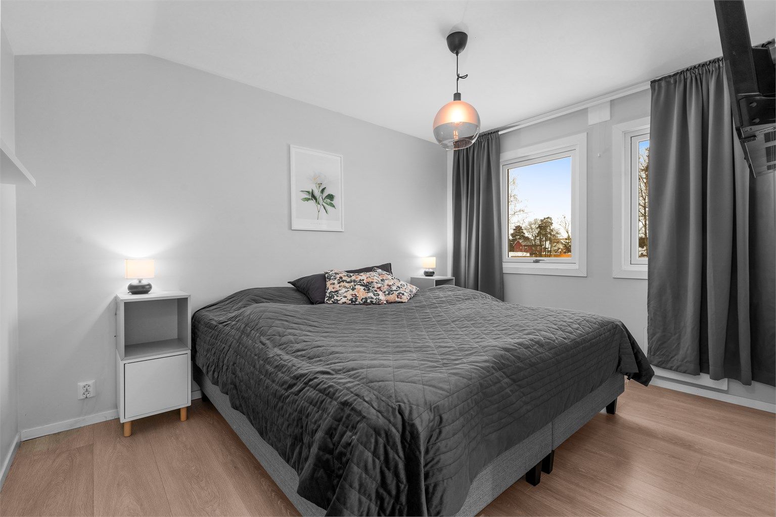 Hovedsoverom - Et meget romslig soverom, selv med King Size Bed på 210x210! 