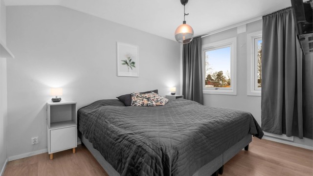 Hovedsoverom - Et meget romslig soverom, selv med King Size Bed på 210x210!