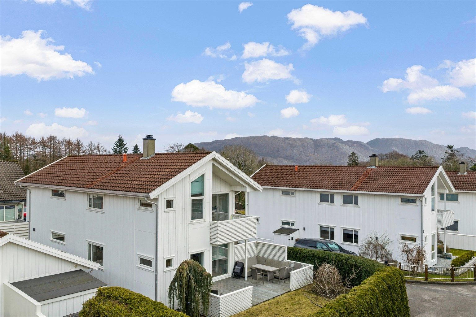 Velkommen til Skogveien 17 her på Hinna. Denne meget kjekke eneboligen, går over 3 plan og har solrike uteplasser.  Krogsveen avd Sandnes v/ Tom Christer Hovde, ønsker velkommen til en hyggelig visning.
Foto: Martin Nordbø