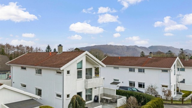 Velkommen til Skogveien 17 her på Hinna. Denne meget kjekke eneboligen, går over 3 plan og har solrike uteplasser. Krogsveen avd Sandnes v/ Tom Christer Hovde, ønsker velkommen til en hyggelig visning.
Foto: Martin Nordbø