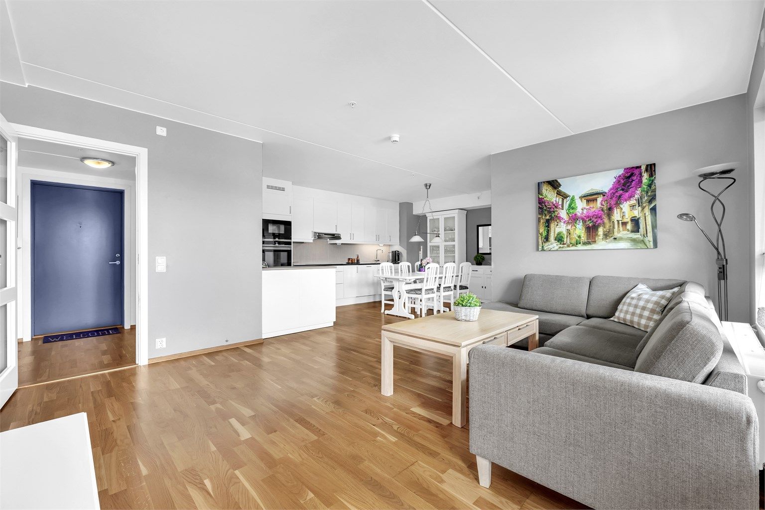 Lys og innbydende stue med god plass til både sofagruppe og TV-løsning. 