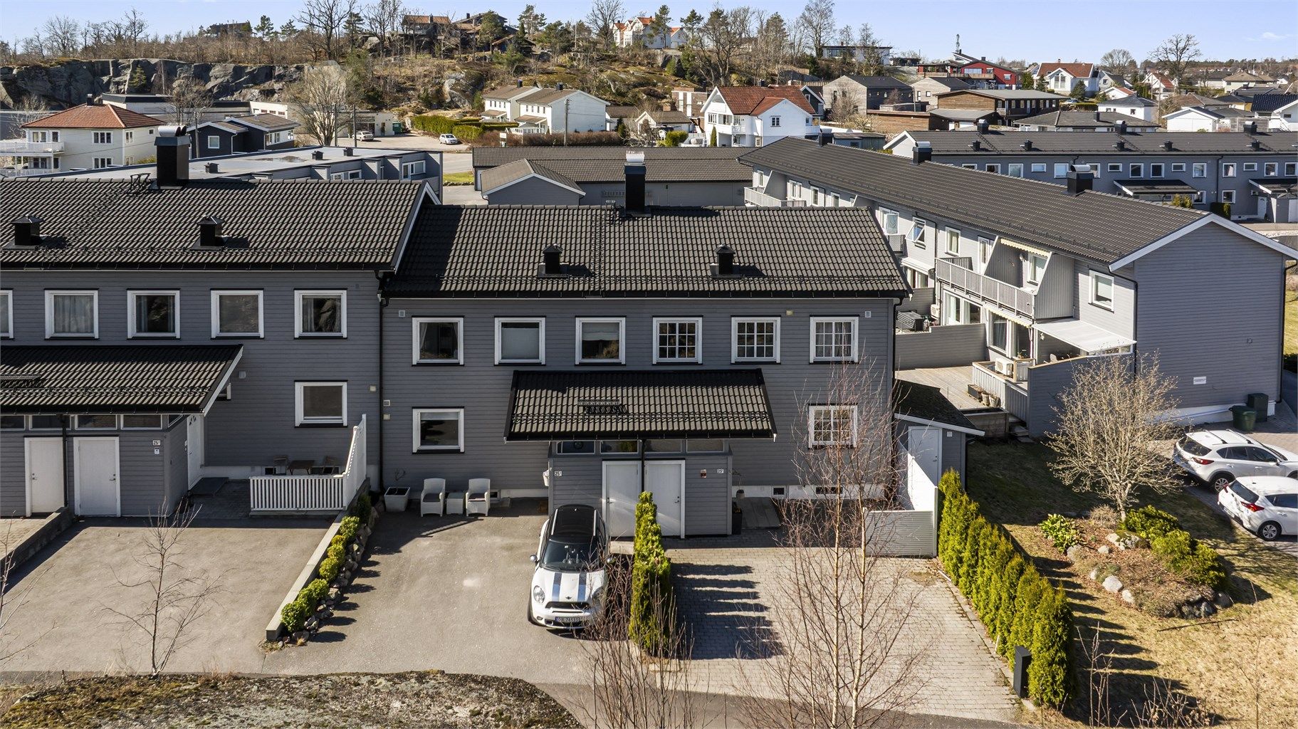 Praktisk med parkering ved inngangspartiet