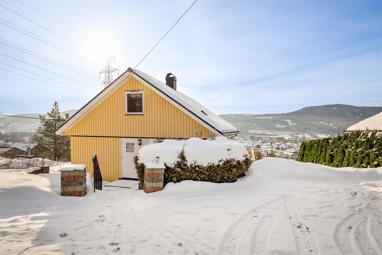 Eiendommen har en gruslagt gårdsplass med gode parkeringsmuligheter.
Foto: Stine Prøitz Jørgensen