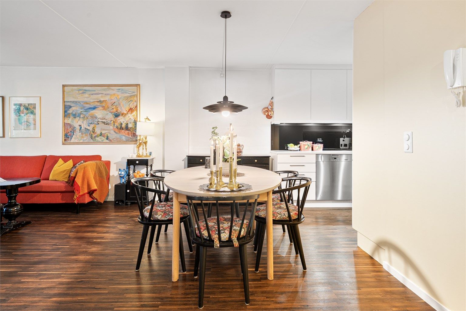 Den åpne planløsningen mellom stue og kjøkken skaper et stort og sosialt oppholdsrom.