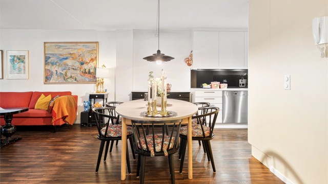 Den åpne planløsningen mellom stue og kjøkken skaper et stort og sosialt oppholdsrom.