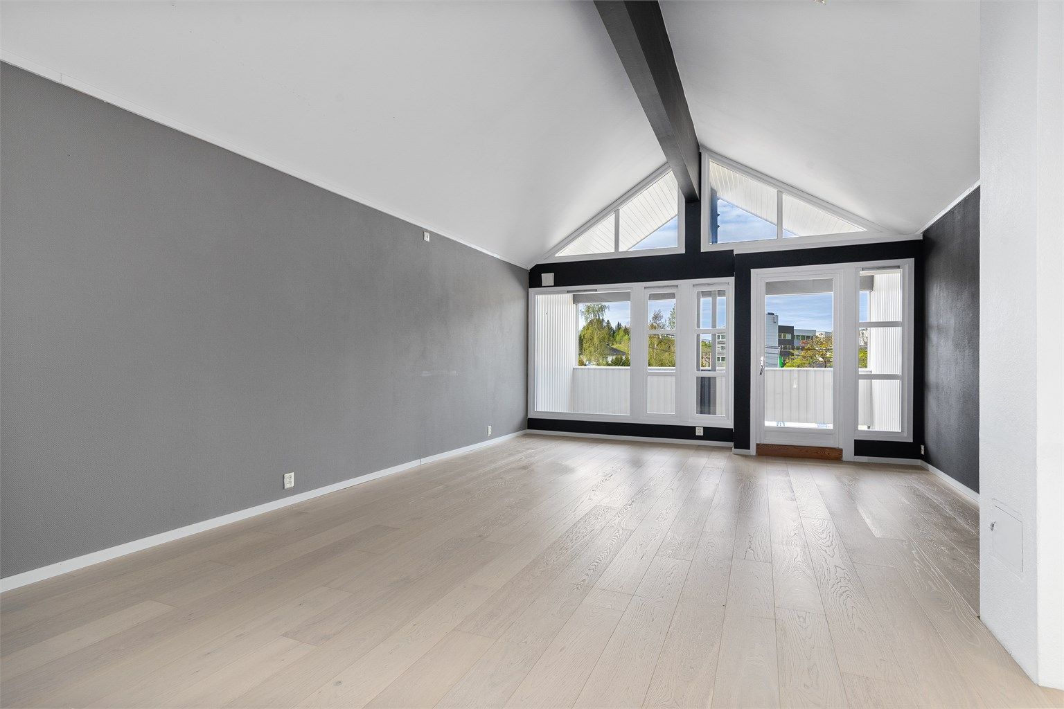 Kjøkken og stue i en åpen og luftig løsning med takhøyde på hele 3,79 meter. Her er det store vindusflater og takvindu som sikrer rikelig med naturlig lys inn