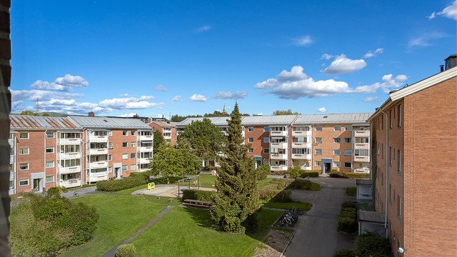 Hyggelige fellesarealer mellom bygningene, med grønne lunger og fine gangveier rett utenfor døren. Leiligheten disponerer også to kjellerboder som gir god plass til oppbevaring.