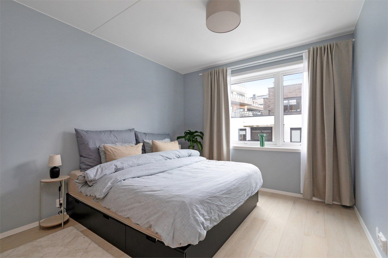 Hovedsoverommet er romslig, med god plass til nattbord på begge sider