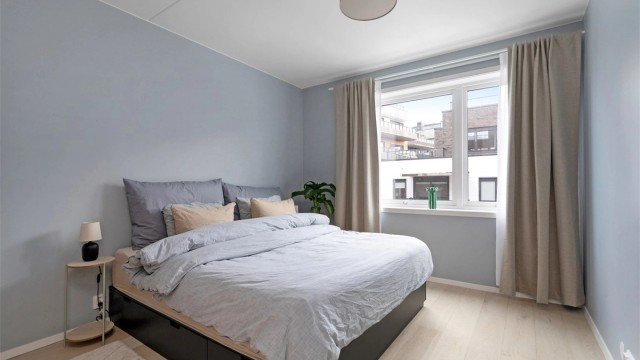 Hovedsoverommet er romslig, med god plass til nattbord på begge sider