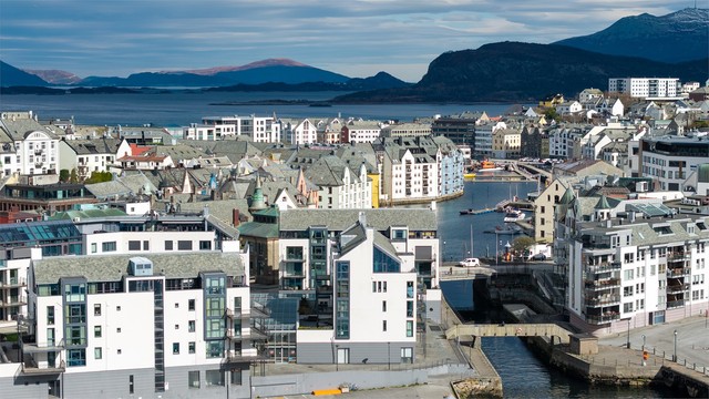 Utsikt over byens tak, jugendarkitektur og innseilingen