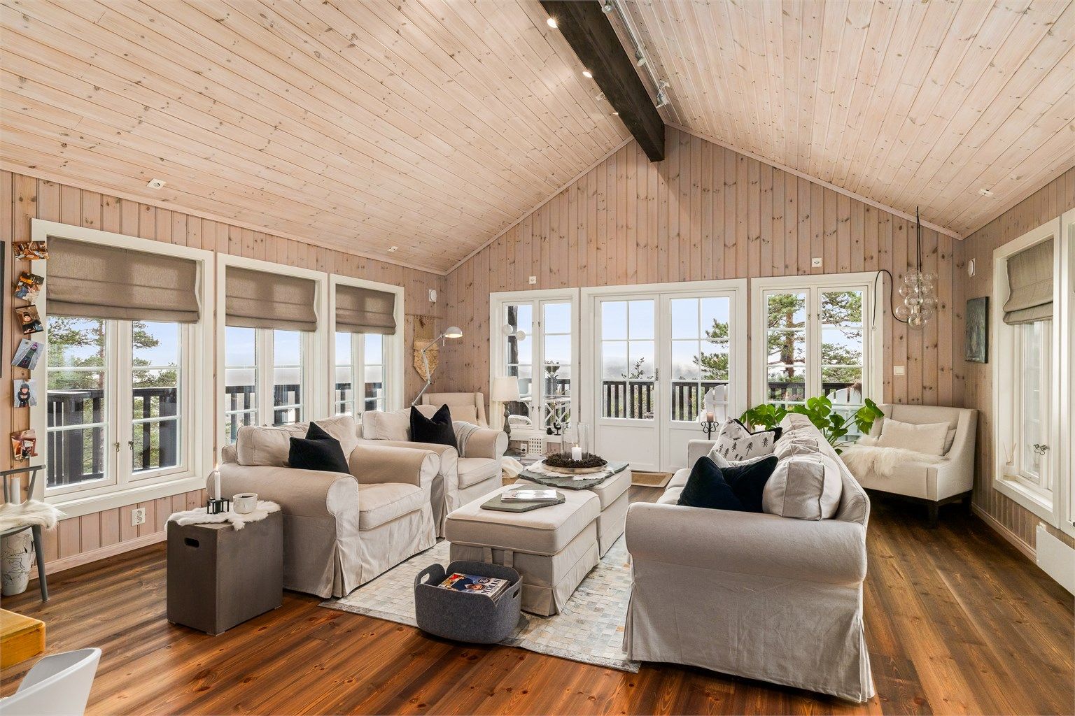 Stuedelen er både lun og lys med store vindusflater som går nesten ned til gulvet.