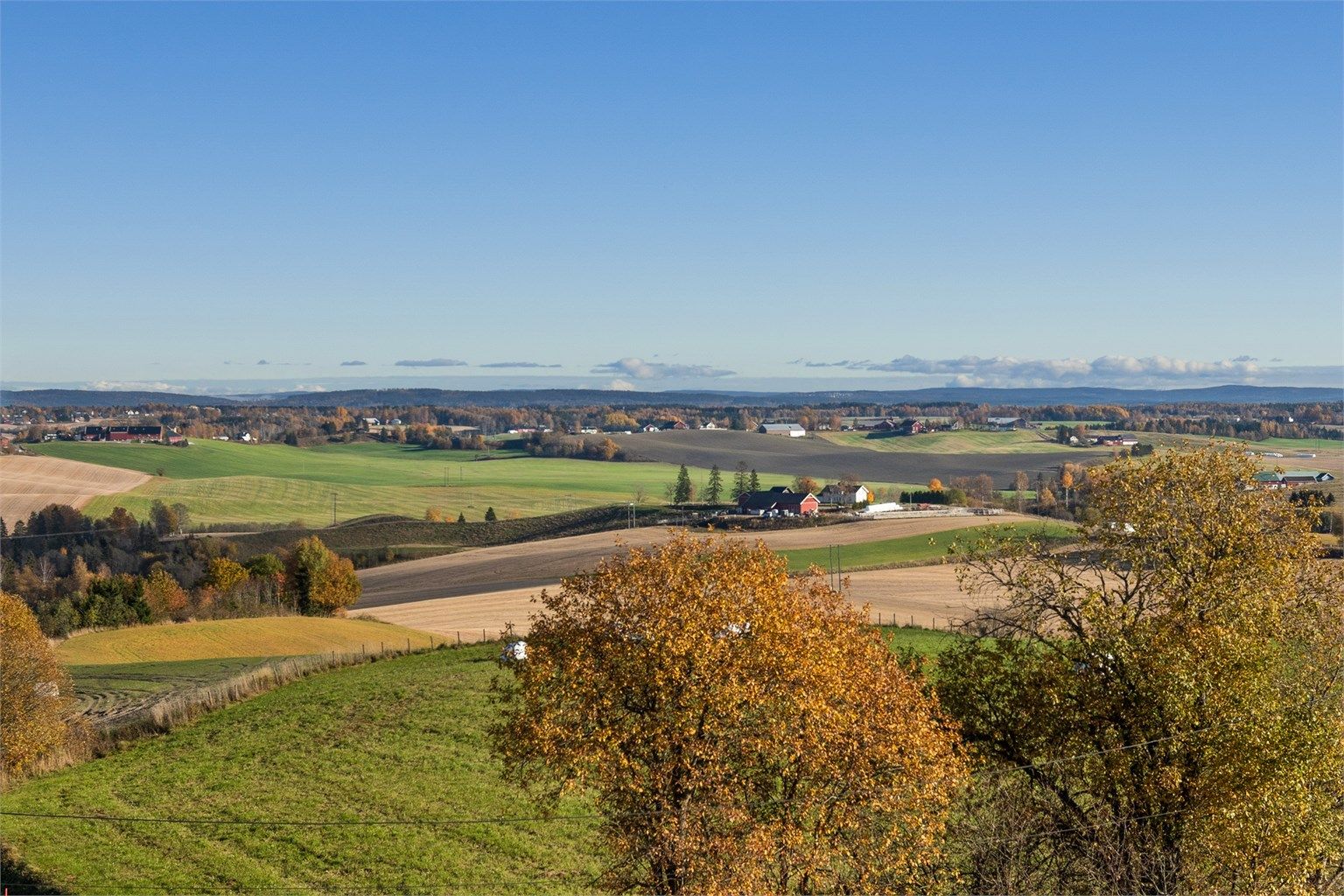 Beliggenheten er landlig og fredelig, med umiddelbar nærhet til naturen i Romeriksåsen.
