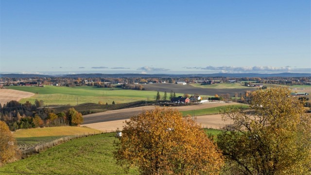 Beliggenheten er landlig og fredelig, med umiddelbar nærhet til naturen i Romeriksåsen.