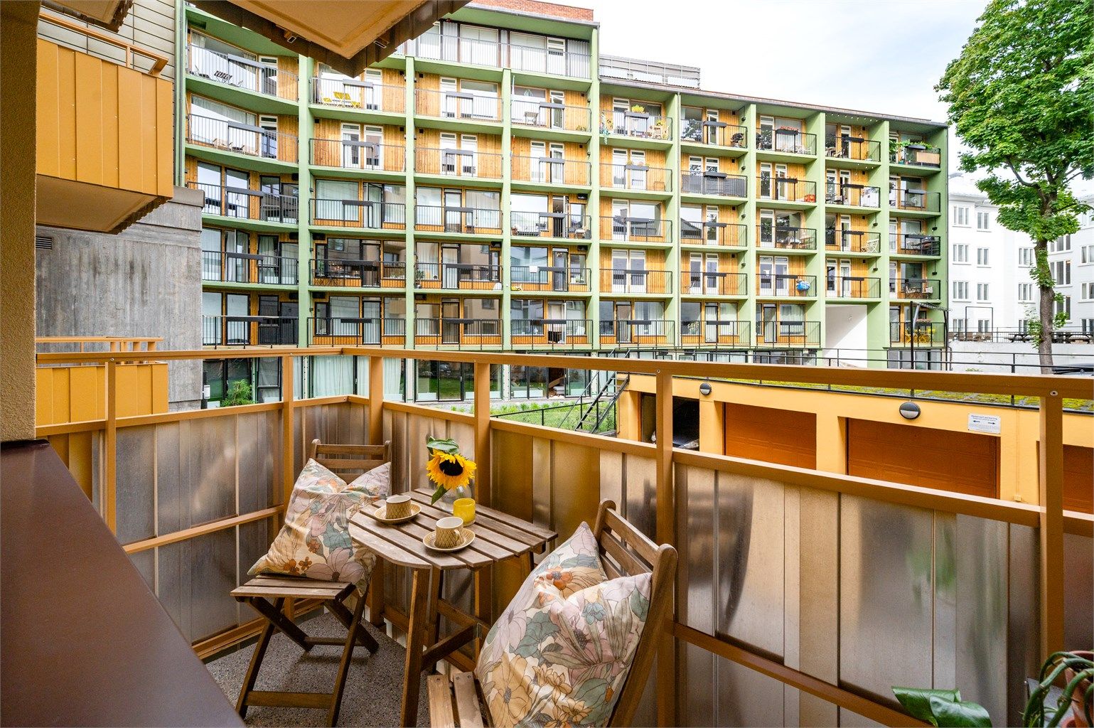 En sjarmerende og arealeffektiv eierleilighet med sentral beliggenhet, som er bestående av stue, kjøkken, bad og entré.