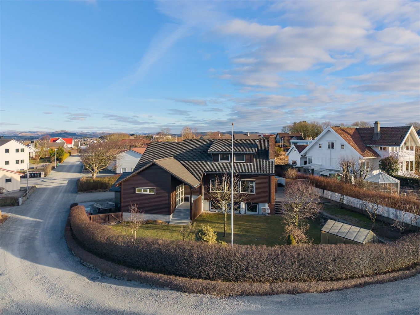Vestringen 6 har en romslig og solrik tomt, med store terrasseflater, plenareal og er pent beplantet.
Foto: Kristine Tofte