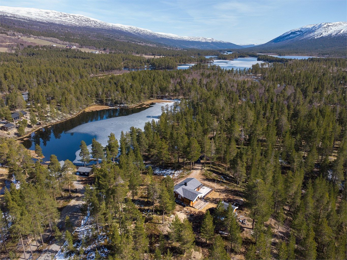 Beliggenheten er naturskjønn og tilbaketrukket, med umiddelbar nærhet til Lesjaskogsvannet og storslått fjellterreng med rike muligheter for jakt og fiske