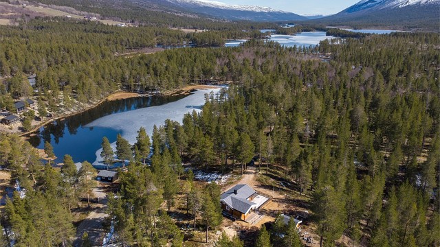 Beliggenheten er naturskjønn og tilbaketrukket, med umiddelbar nærhet til Lesjaskogsvannet og storslått fjellterreng med rike muligheter for jakt og fiske