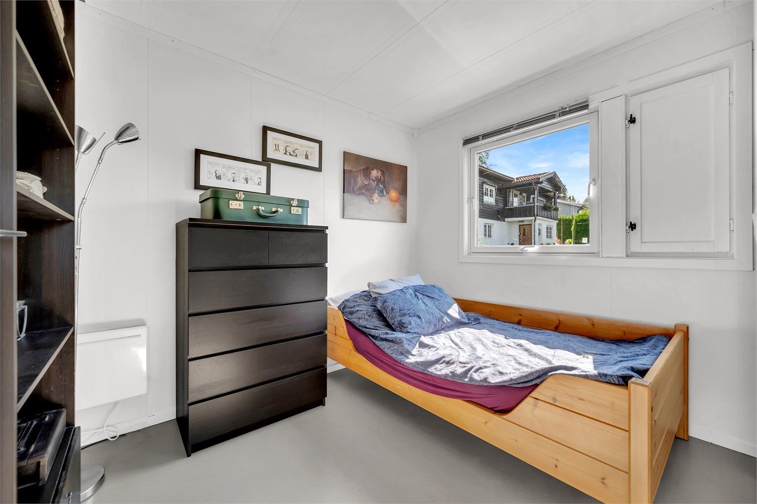 Boligens andre soverom er også av god størrelse og egner seg ypperlig som barnerom, gjesterom eller kontor.