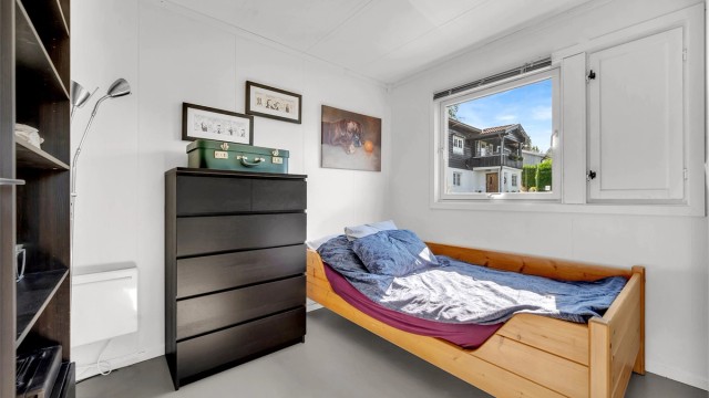 Boligens andre soverom er også av god størrelse og egner seg ypperlig som barnerom, gjesterom eller kontor.