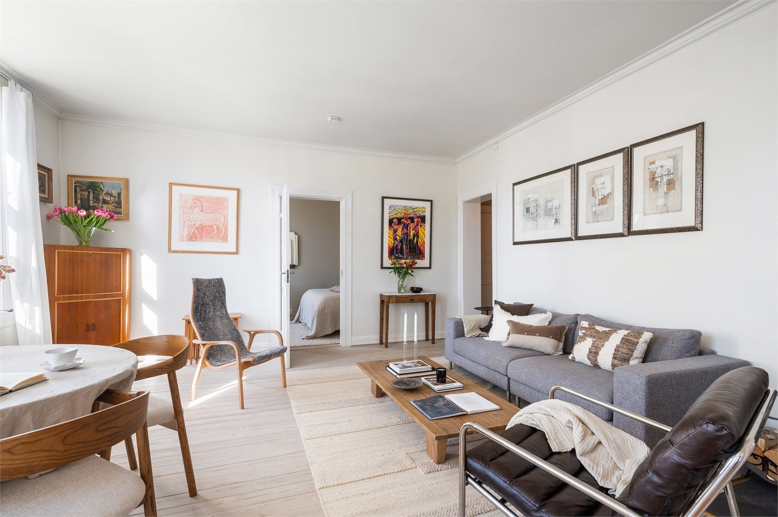 En gjennomgående leilighet med lysinnslipp fra to sider. Her fra stuen ser man gjennom til soverommet.