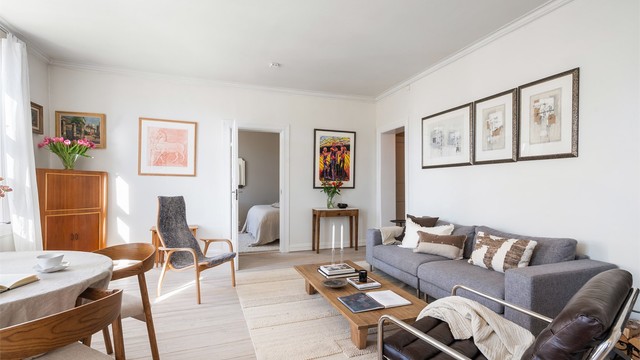 En gjennomgående leilighet med lysinnslipp fra to sider. Her fra stuen ser man gjennom til soverommet.