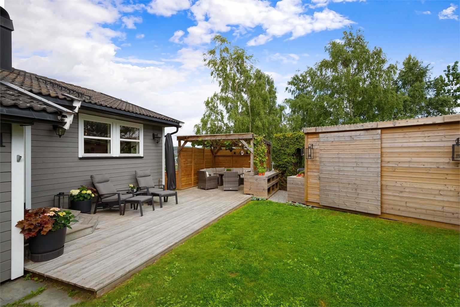 Hagen er usjenert og pent opparbeidet med plen og terrasse.