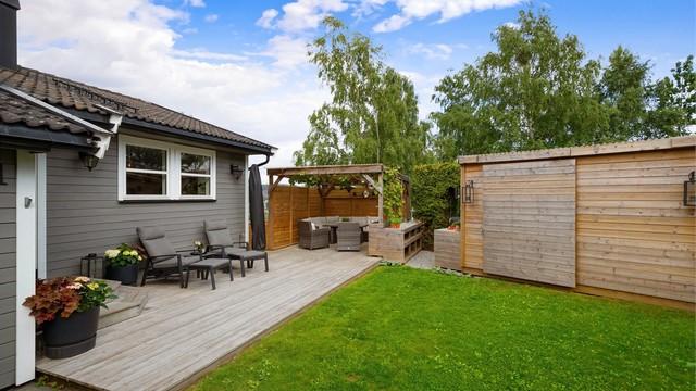 Hagen er usjenert og pent opparbeidet med plen og terrasse.