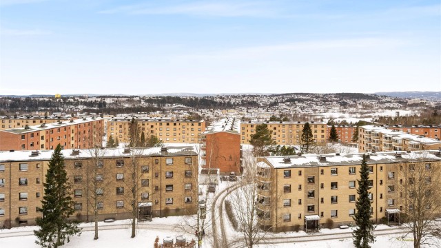 Fra leiligheten er det vidstrakt utsikt over nærområdet, og beliggenheten er ideell med umiddelbar nærhet til Østmarka og Østensjøvannet.