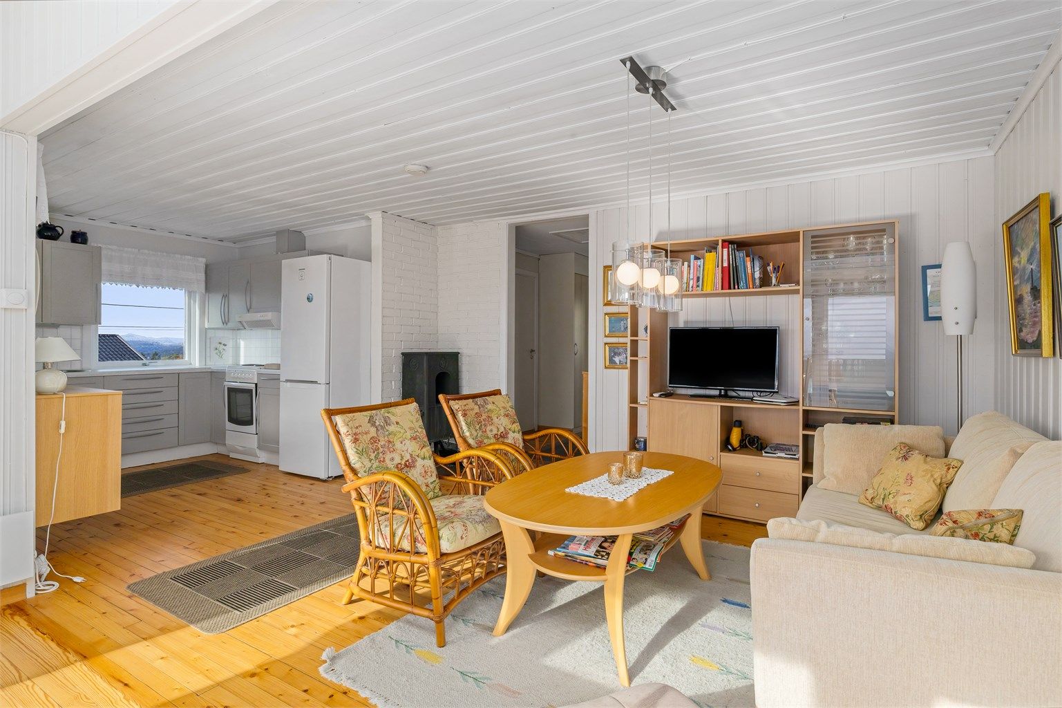 Rommet er lett å møblere med plass til både sofagruppe og spisebord.
