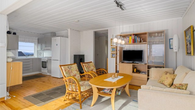 Rommet er lett å møblere med plass til både sofagruppe og spisebord.