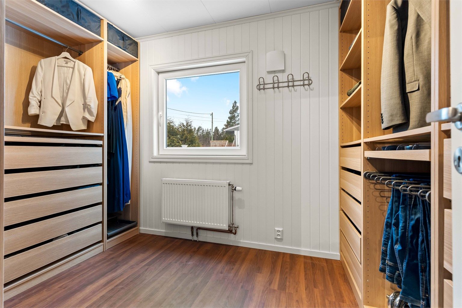 Et eget walk-in closet som byr på den ekstra luksusen i travle hverdager.