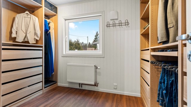 Et eget walk-in closet som byr på den ekstra luksusen i travle hverdager.
