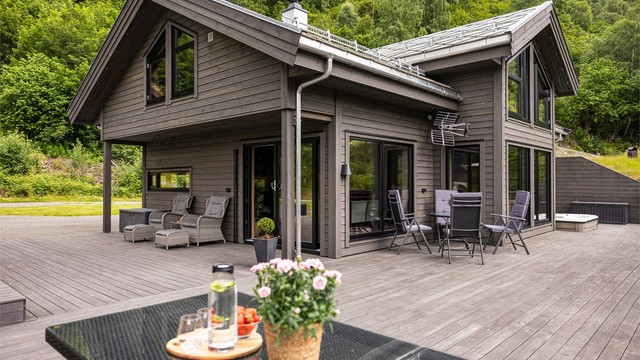 Terrassen kan møbleres med flere oppholdssoner