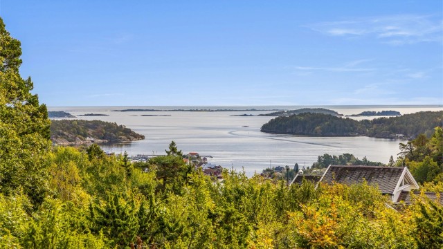 Herfra er det kort vei til flotte turområder, med kyststien som strekker seg langs skjærgården.