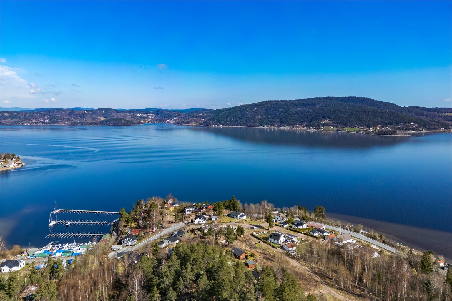 Nærhet til Hanevik Brygge, som er synlig fra eiendommen, gir gode muligheter for båtfolk.