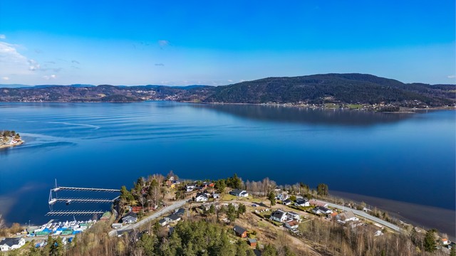 Nærhet til Hanevik Brygge, som er synlig fra eiendommen, gir gode muligheter for båtfolk.