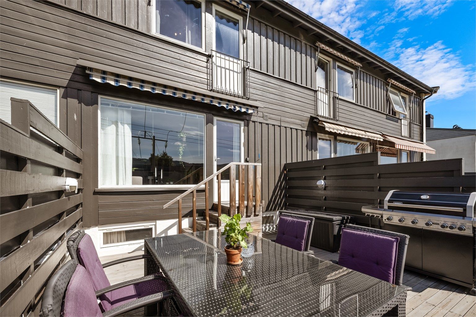 Terrasse på 22 kvm med god plass til sittegruppe.