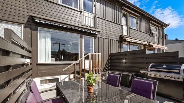 Terrasse på 22 kvm med god plass til sittegruppe.