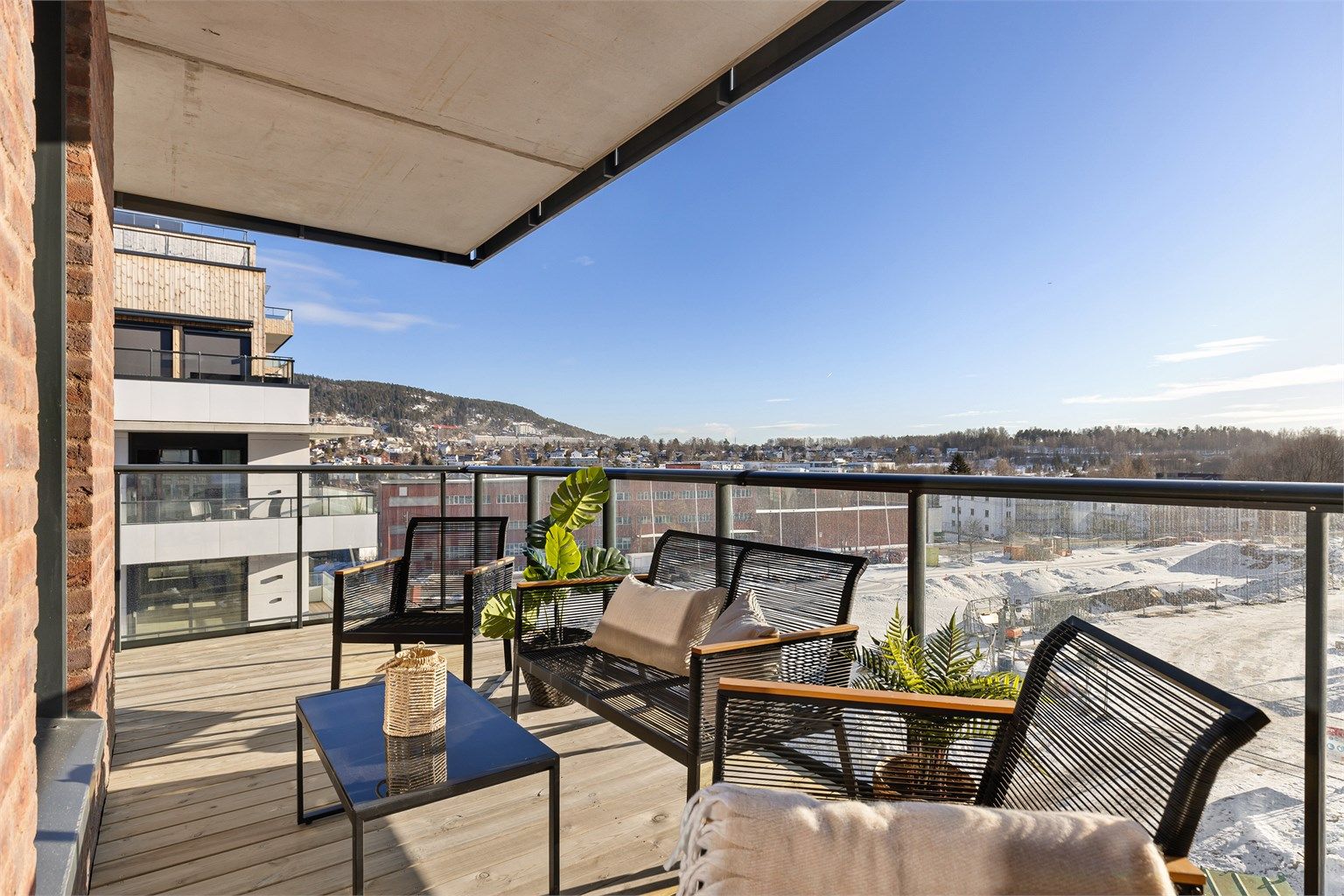 Stor hjørnebalkong på hele 19 kvm. Balkongen vender ut mot allmenningen som vil stå ferdig etter at siste byggetrinn mot syd er ferdigbygget. Det vil være god avstand mellom dette bygget og det nye prosjektet.