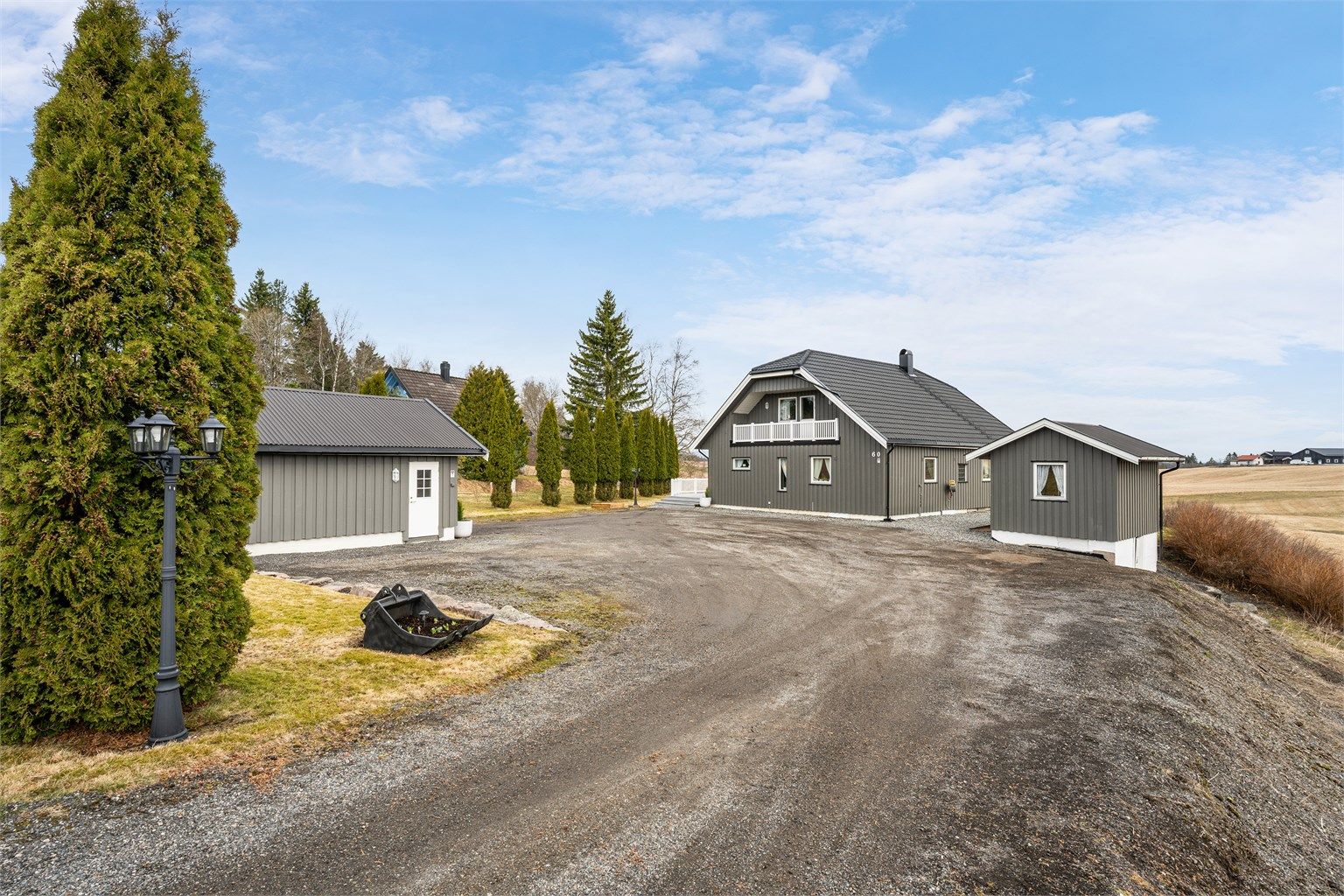 Eiendommen har enebolig, garasje og uthus.