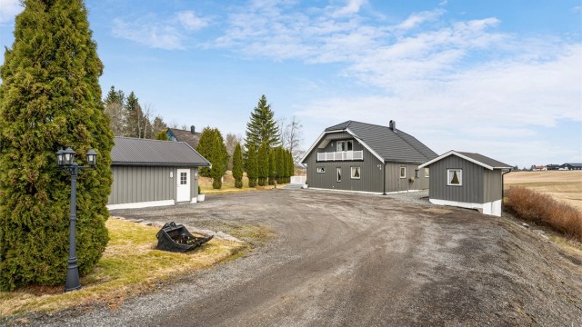 Eiendommen har enebolig, garasje og uthus.