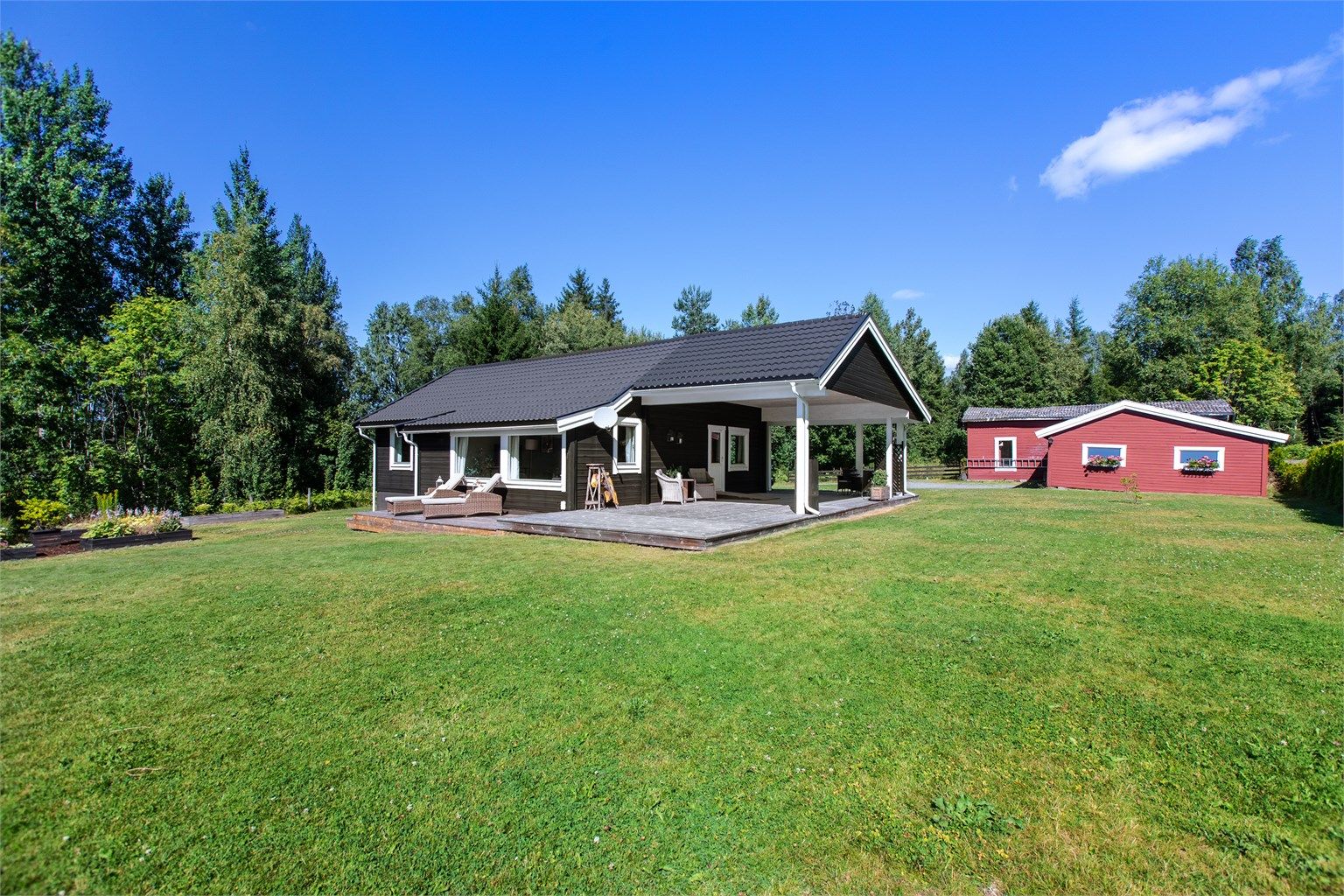 Eiendommen har fine uteområder med terrasser og hage.
