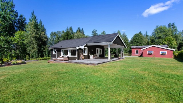 Eiendommen har fine uteområder med terrasser og hage.
