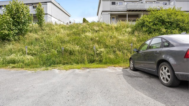 Egen parkeringsplass, merket H, tilhører leiligheten.