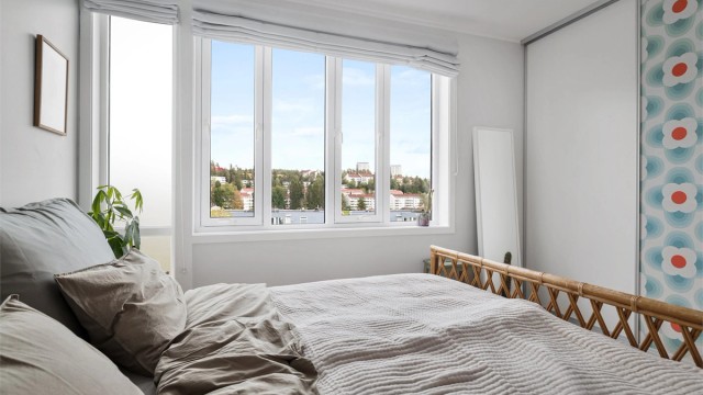 Klassisk trestavs eikeparkett på gulv og lysmalte vegg- og himlingflater