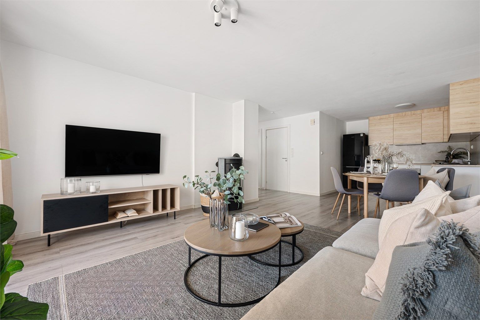 Det er enkelt å møblere med både salong og spisebord. 
Vedovn i stue gir både varme og hygge. 