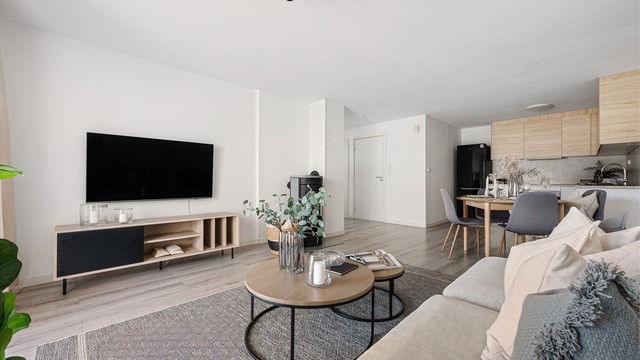 Det er enkelt å møblere med både salong og spisebord.
Vedovn i stue gir både varme og hygge.