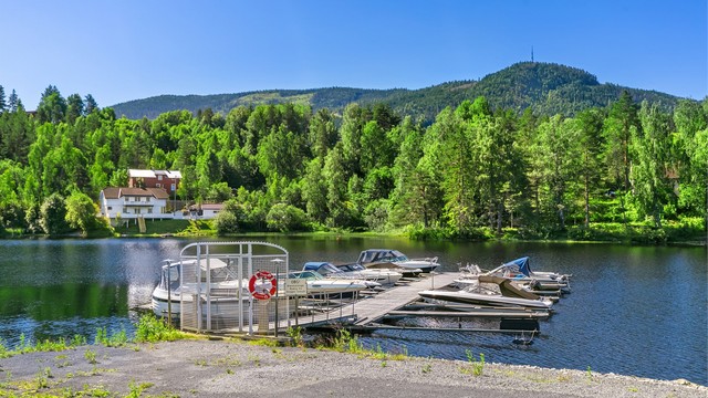 Området byr på et yrende båtliv sommerstid.
