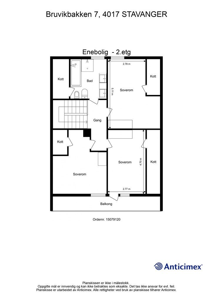 Andre etasje inneholder gang, bad og tre gode soverom, hvorav ett med utgang til balkong.